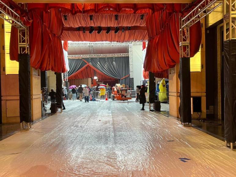 Pese a las fuertes lluvias, preparativos para los premios Oscar no se detienen