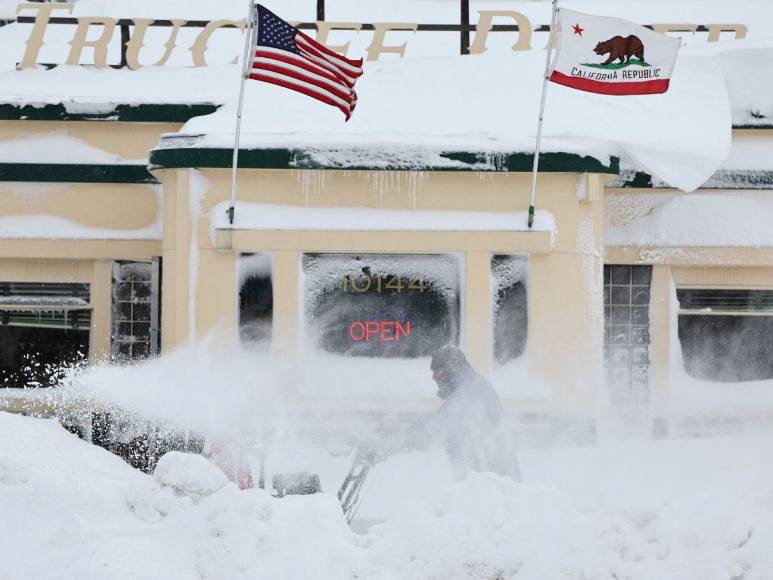 Intensa nevada paraliza California, EUA; miles de personas sin electricidad