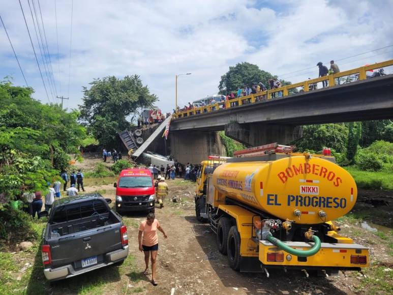 Escena del desastre: imágenes del accidente en El Progreso donde murió un niño y 15 personas resultaron heridas