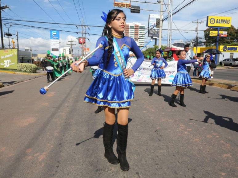 Pequeñas palillonas rinden tributo a la patria en desfiles en la capital