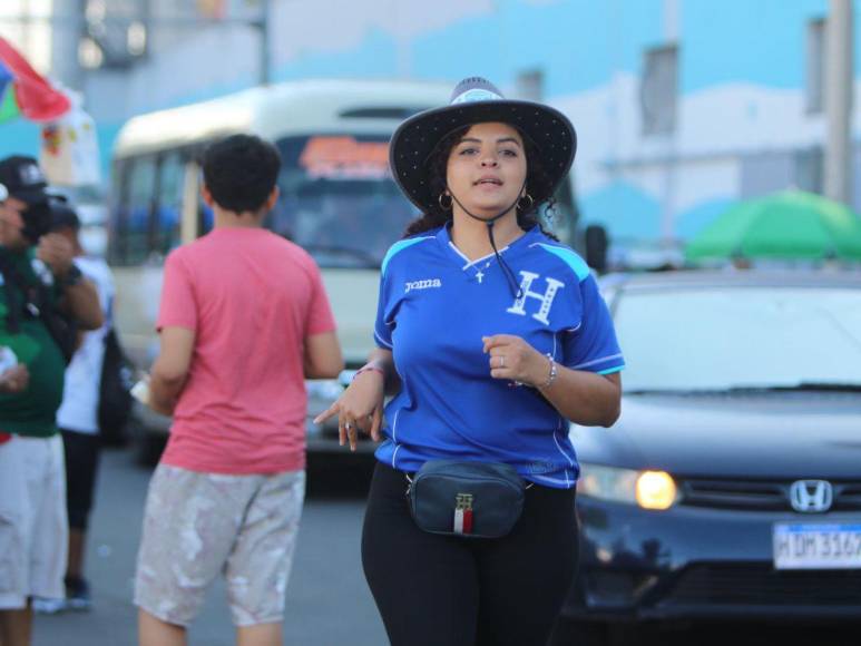 ¡Roban suspiros! Las bellezas que llegaron al duelo Honduras- México