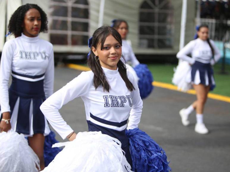 Bellas pomponeras dieron ambiente con espectáculo de baile en los desfiles patrios