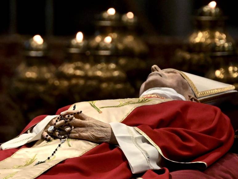 Sin cruz pastoral y con zapatos negros: Los símbolos que indican que Benedicto XVI no gobernaba