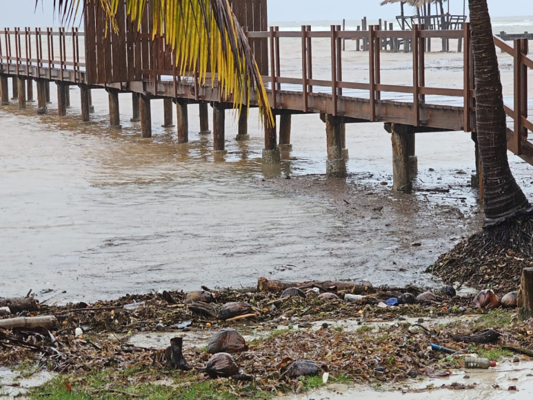 Derrumbes y mar revuelto, efectos del frente frío en Roatán