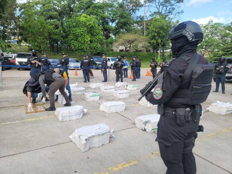 Trasladan a la capital más de 500 kilos de cocaína decomisada a colombianos