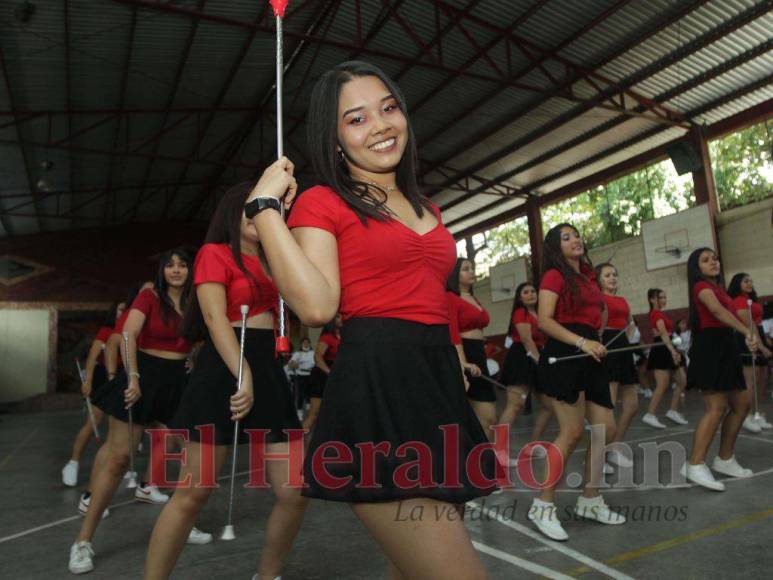 Así se preparan las palillonas del Instituto Hibueras para los desfiles del 15 de septiembre