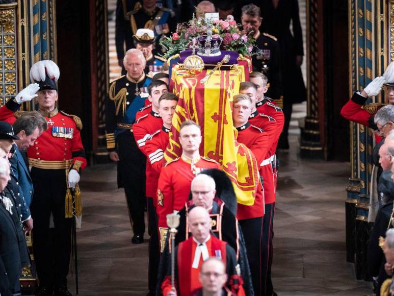 Buses compartidos y vuelos comerciales: Así fue el plan para los invitados al funeral de la reina Isabel II