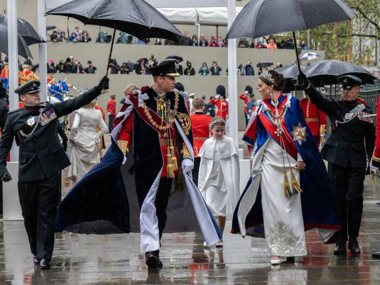 Bordado con hilos de plata y con aritos de la princesa Diana: así lució Kate Middleton en la coronación de Carlos III