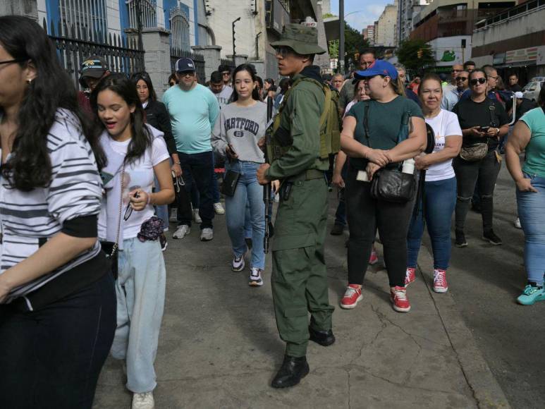 Largas filas, orden y tranquilidad: así se desarrollan las elecciones en Venezuela