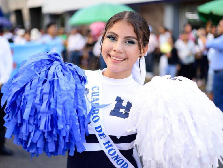 Bellas pomponeras dieron ambiente con espectáculo de baile en los desfiles patrios