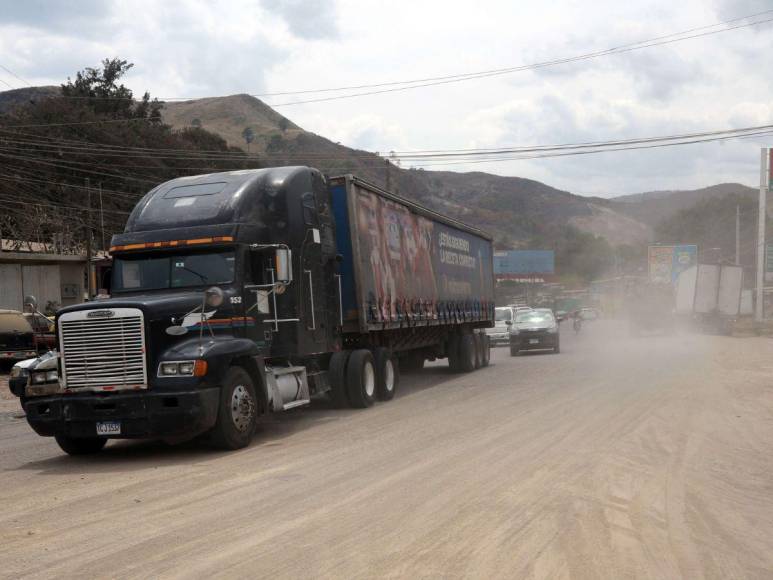 Baches, tierra y polvo: inicia la compactación para la nueva carretera de la salida a Olancho