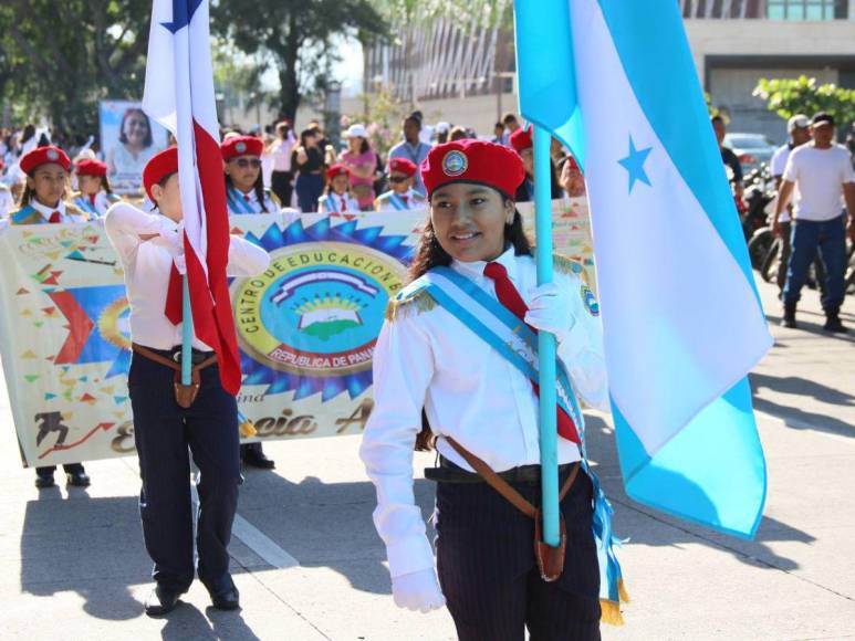 Las mejores imágenes que dejaron los desfiles de las escuelas en la capital