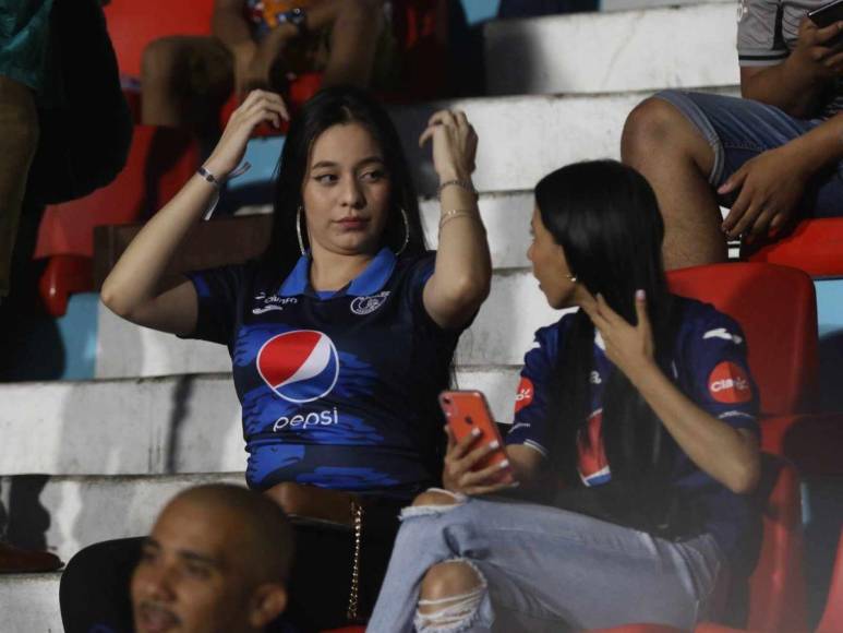 Las bellas aficionadas que roban suspiros previo al clásico Olimpia vs Motagua