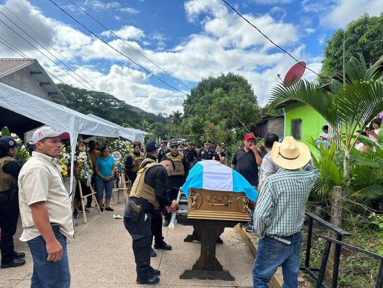 Soñaba con su título universitario: Dan último adiós a policía