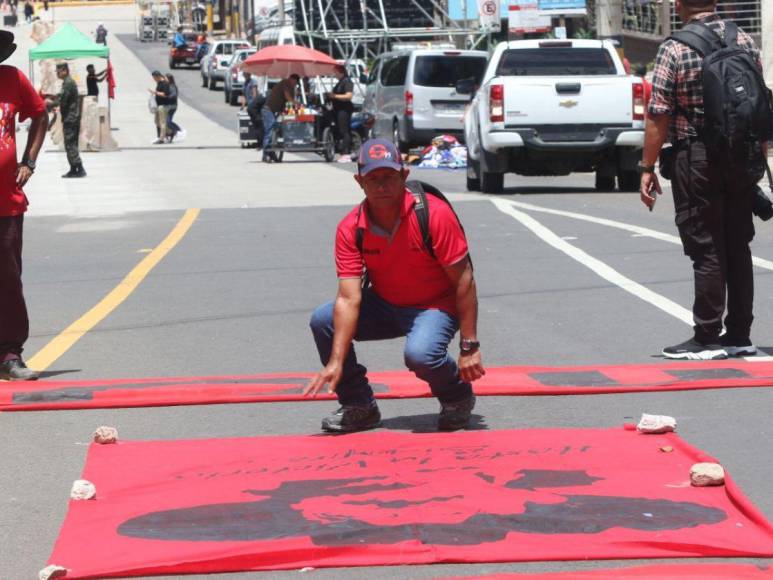 Manifestantes comienzan a congregarse en el bulevar Juan Pablo II listos para marchar hacia el CN