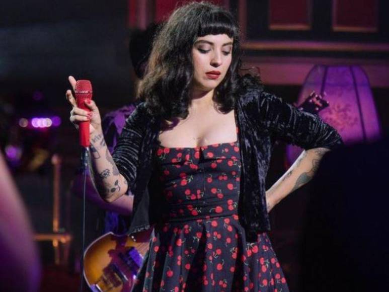 Sin su padre y sumergida en la pobreza, así fue la dura infancia de Mon Laferte