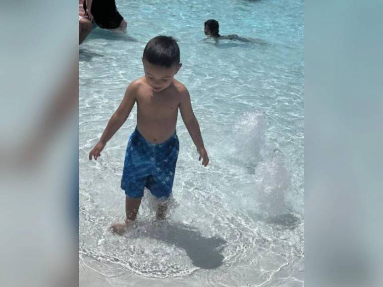 Niño de 3 años se ahoga en parque acuático de Texas mientras su madre usaba celular