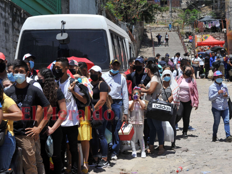 Abarrotadas las terminales de buses en la capital tras asueto por Semana Santa