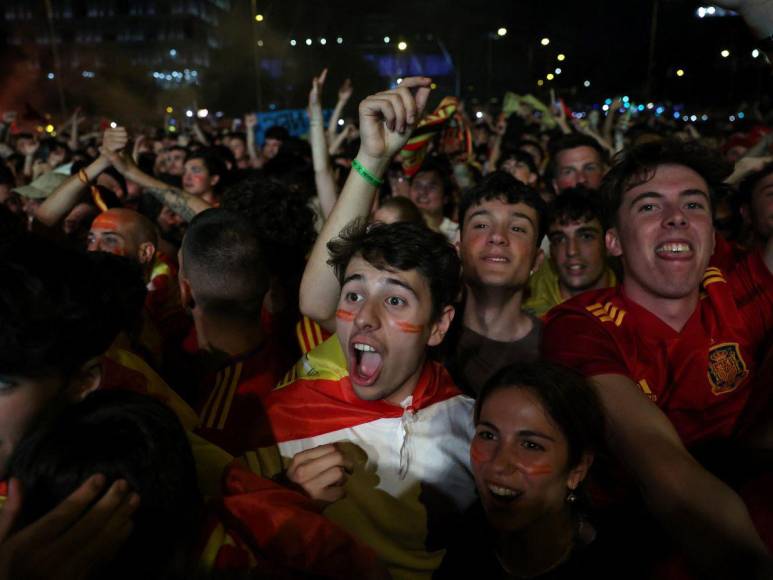 Algarabía y fuegos artificiales: así celebraron en España el triunfo en la Eurocopa 2024