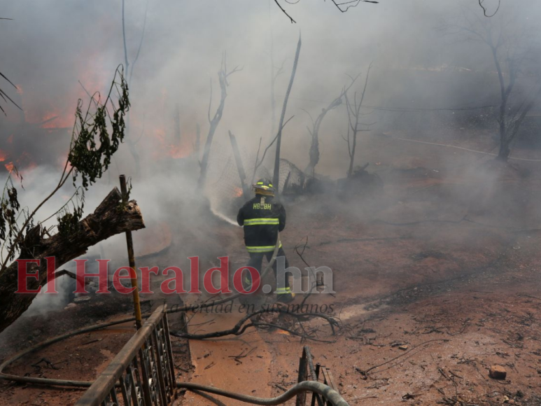 Las impactantes imágenes que dejó incendio de vivienda en Tegucigalpa