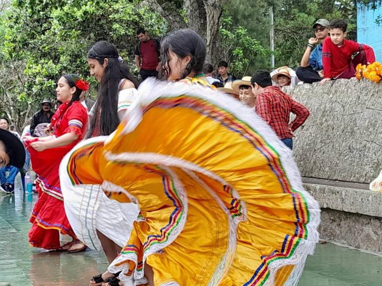 Alumnos conmemoran con danzas el Día del Cacique Lempira en la capital