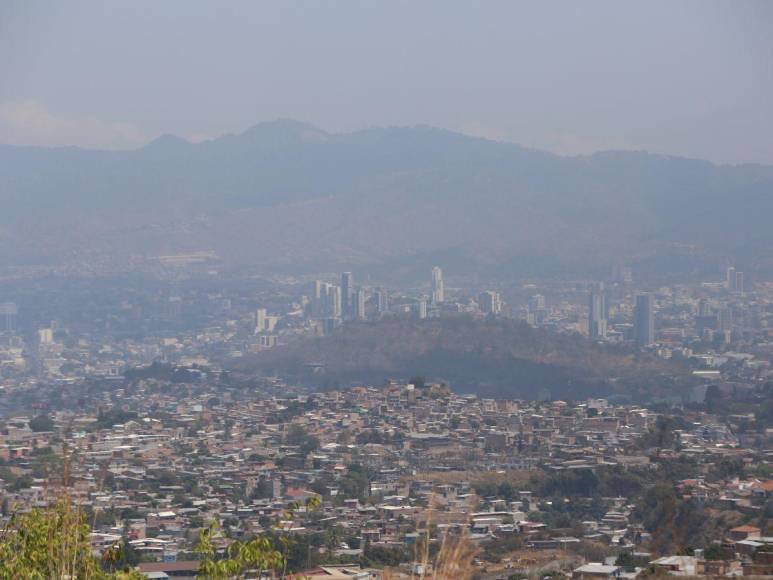 Humo y bruma de incendios forestales contaminan los cielos de la ciudad capital