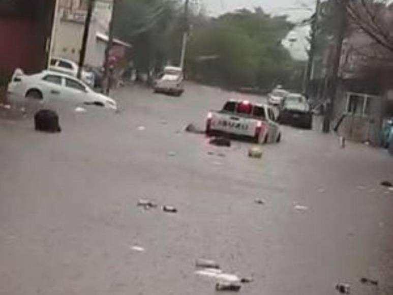 Calles inundadas, autos atrapados y daños por lluvias en la capital