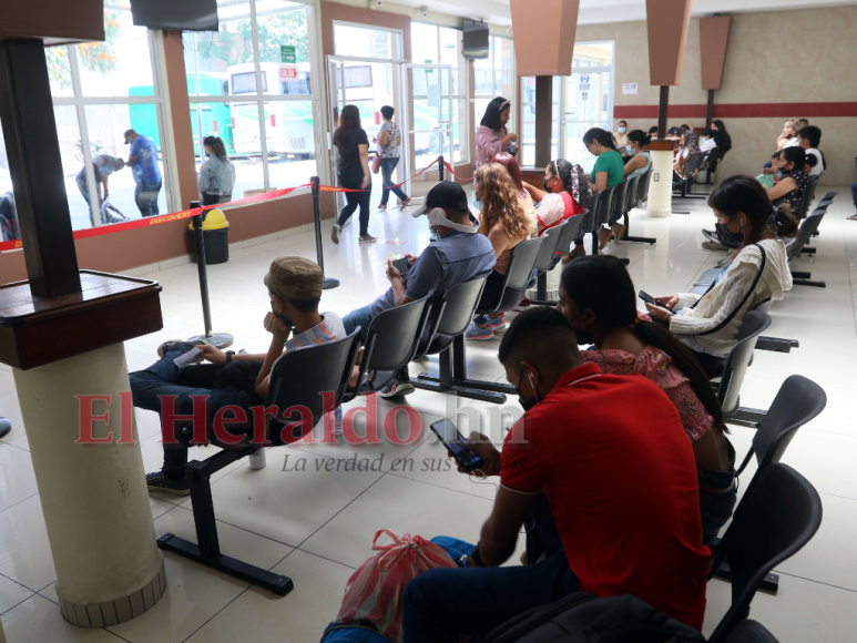 Abarrotadas las terminales de buses en la capital tras asueto por Semana Santa