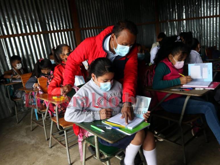 Con una dosis pediátrica contra el covid y tapabocas regresan los niños a las escuelas (Fotos)