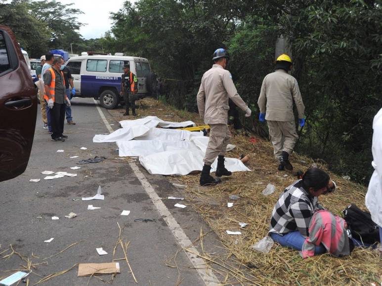 Destrozos y luto: la zona cero del trágico accidente en carretera a Olancho