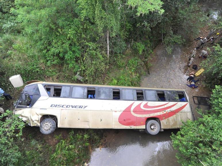 Destrozos y luto: la zona cero del trágico accidente en carretera a Olancho