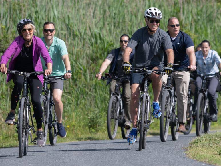 En imágenes: así fue la caída del presidente Joe Biden de una bicicleta