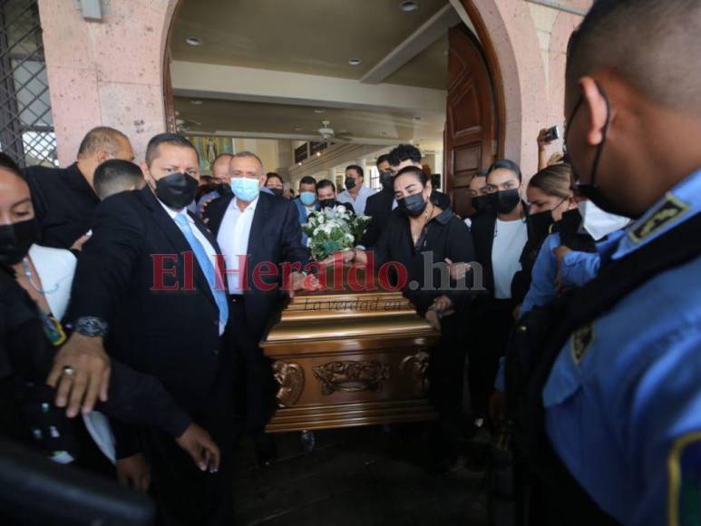 Tras misa, una caravana traslada cuerpo de Said Lobo a cementerio de El Chimbo (Fotos)