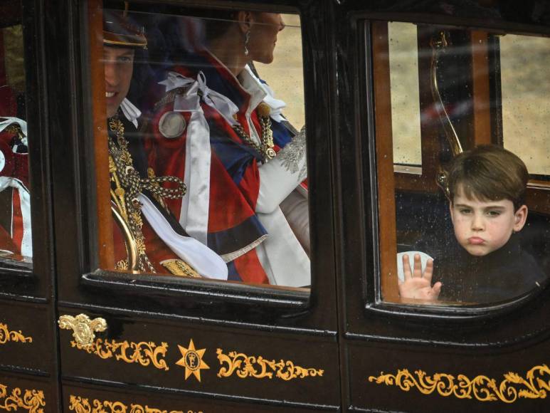 Bostezos, risas y gestos: príncipe Louis se convierte en el protagonista de la coronación de Carlos III