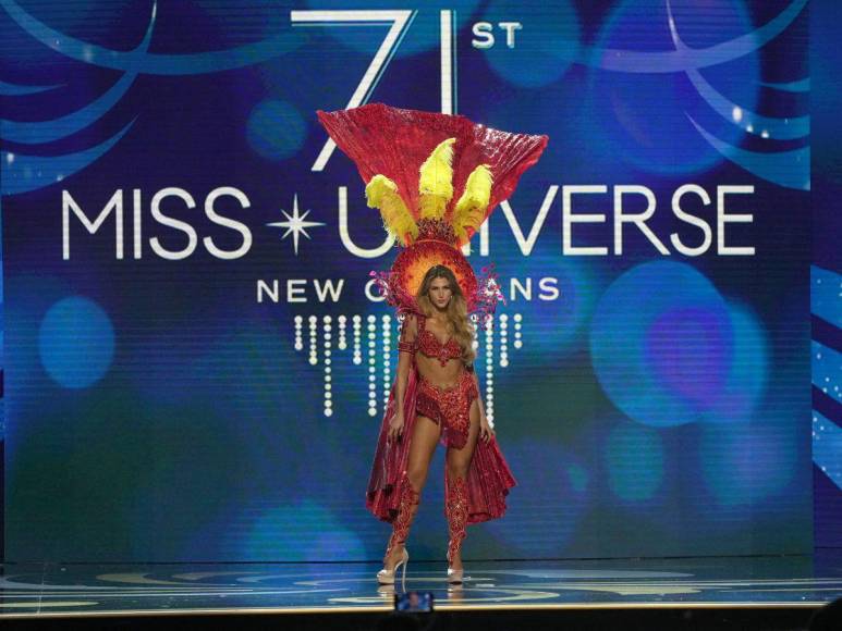 Patriotismo y elegancia en el desfile del traje típico de las candidatas al Miss Universo 2022