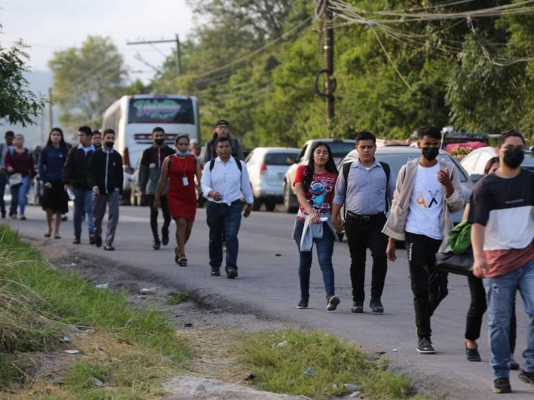 Cientos de capitalinos caminaron dos horas por toma en salida al sur de la capital