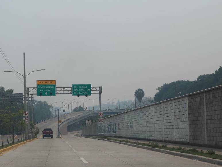 Gris y con el aire contaminado: Así está la capital de Honduras por capa de humo