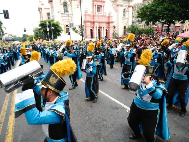 ¡Imponente! Banda del JTR pone a bailar a los sampedranos en desfiles patrios 2024