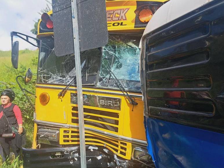 Varios heridos y vehículos dañados tras colisión de bus con simpatizantes de Libre