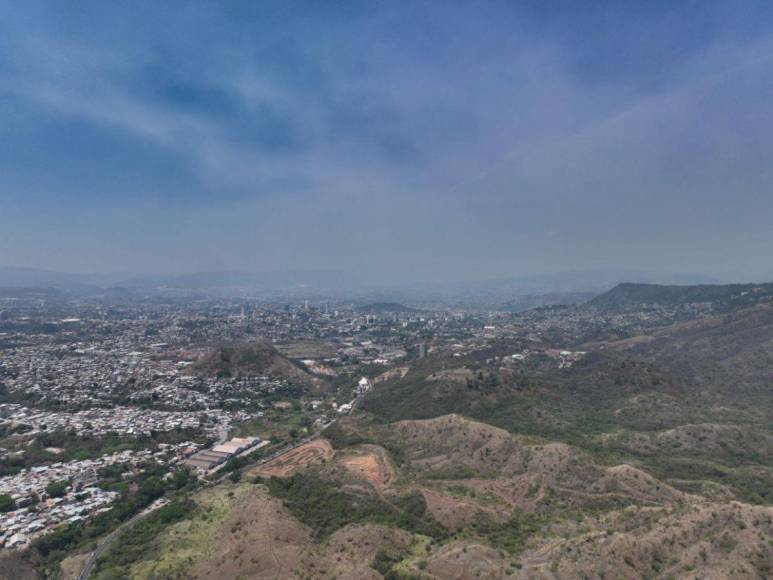 En imágenes: así luce la capital luego del pavoroso incendio forestal que estremeció el cerro El Trigo