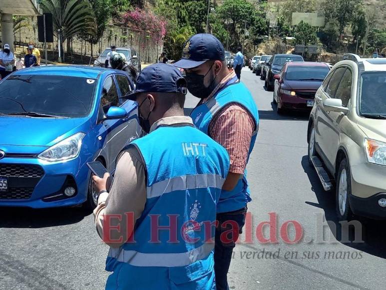 Inicia éxodo de vacacionistas y arrancan operativos en Semana Santa (FOTOS)