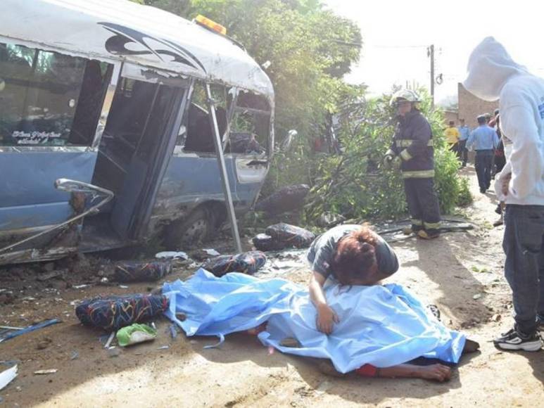 Drama y llanto: familiares llegan al accidente de bus en Altos de la Centroamérica