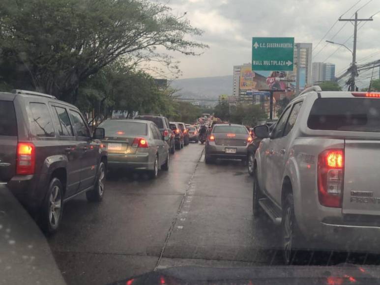 Inundaciones y congestionamiento vial por lluvia en la capital