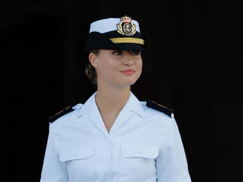 Primeras fotos de la princesa Leonor en la Escuela Naval de Marín en España