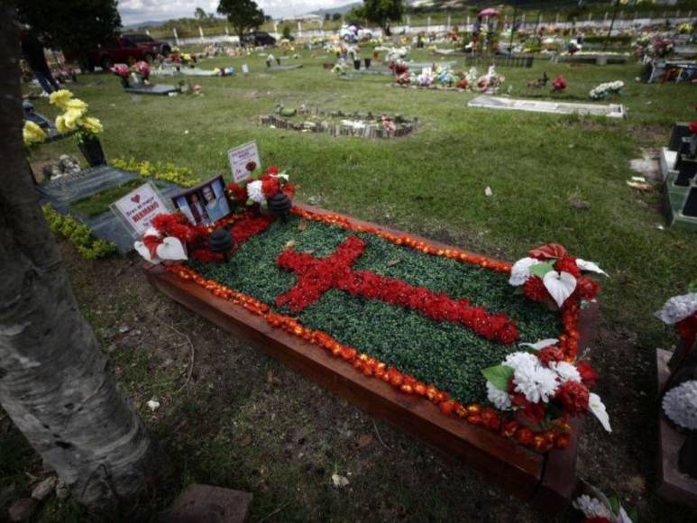 Con flores, coronas y hasta camisetas capitalinos acudieron a cementerios por el Día de Difuntos