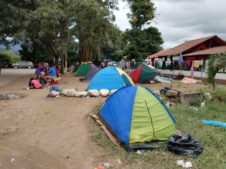 Migrantes siguen varados en Danlí; denuncian contaminación de ambientes por falta de sanitario