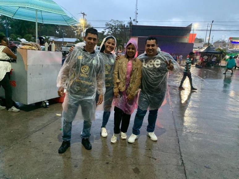 Bajo la lluvia, llegan las personas para ver la final entre el Juticalpa FC y el Lone FC