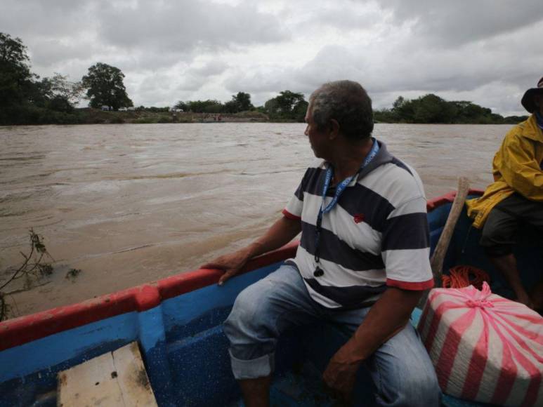 Enfermos cruzan en balsas: dramática situación por inundaciones en el sur de Honduras