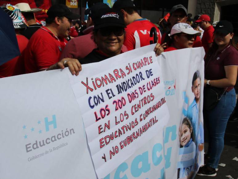 “Xiomara no está sola”, simpatizantes de Libre exclaman frente a Casa Presidencial