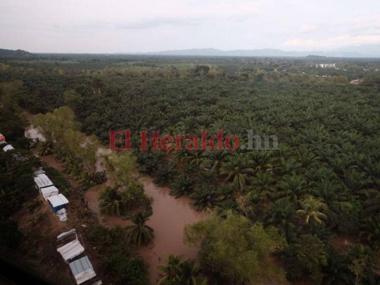 Inundada, destruida y con hambre: Choloma queda sumergida bajo agua, entre lodo y escombros